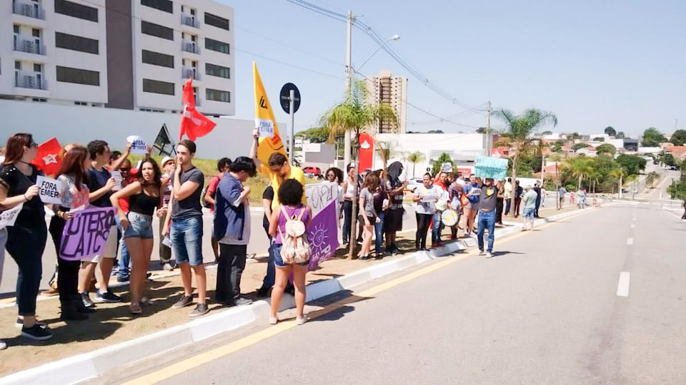Grupo grita “Fora Temer” em frente à Prefeitura