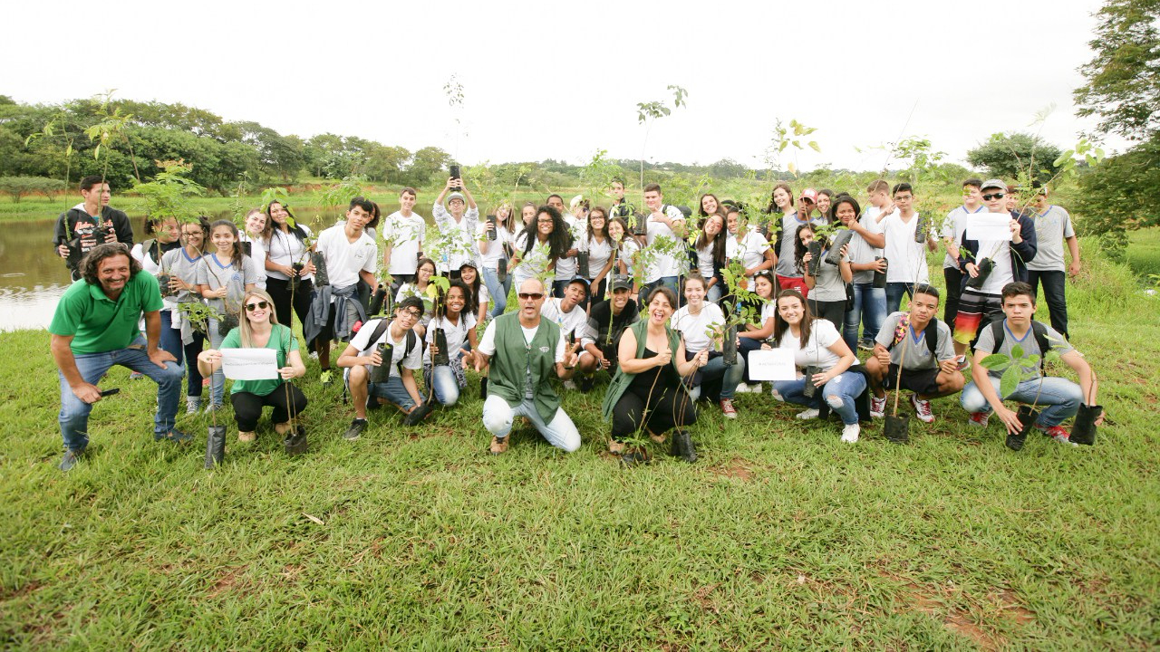 Prefeitura promove plantio de 210 mudas para na Represa do Itaim