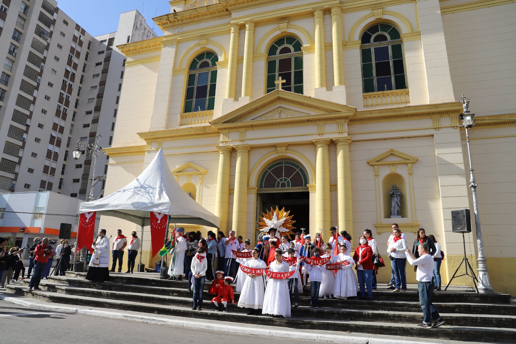 Desfile do Divino de Itu celebrou a festa de Pentecostes no último sábado