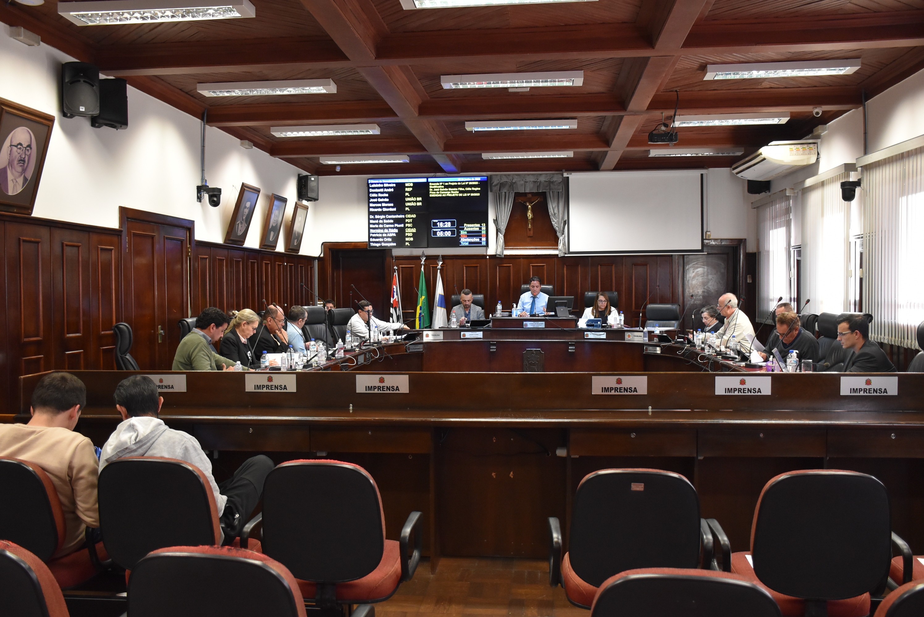 Vereadores votam pacotão com 11 projetos, mais emendas, em duas sessões que duram cerca de 12 horas