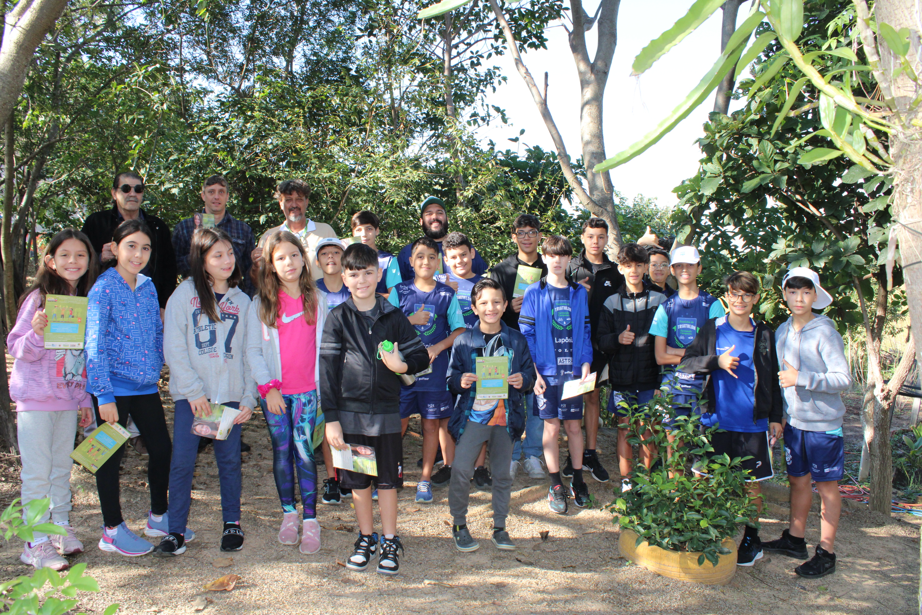Alunos da Escolinha de Triathlon participam de ação educativa em ecoponto