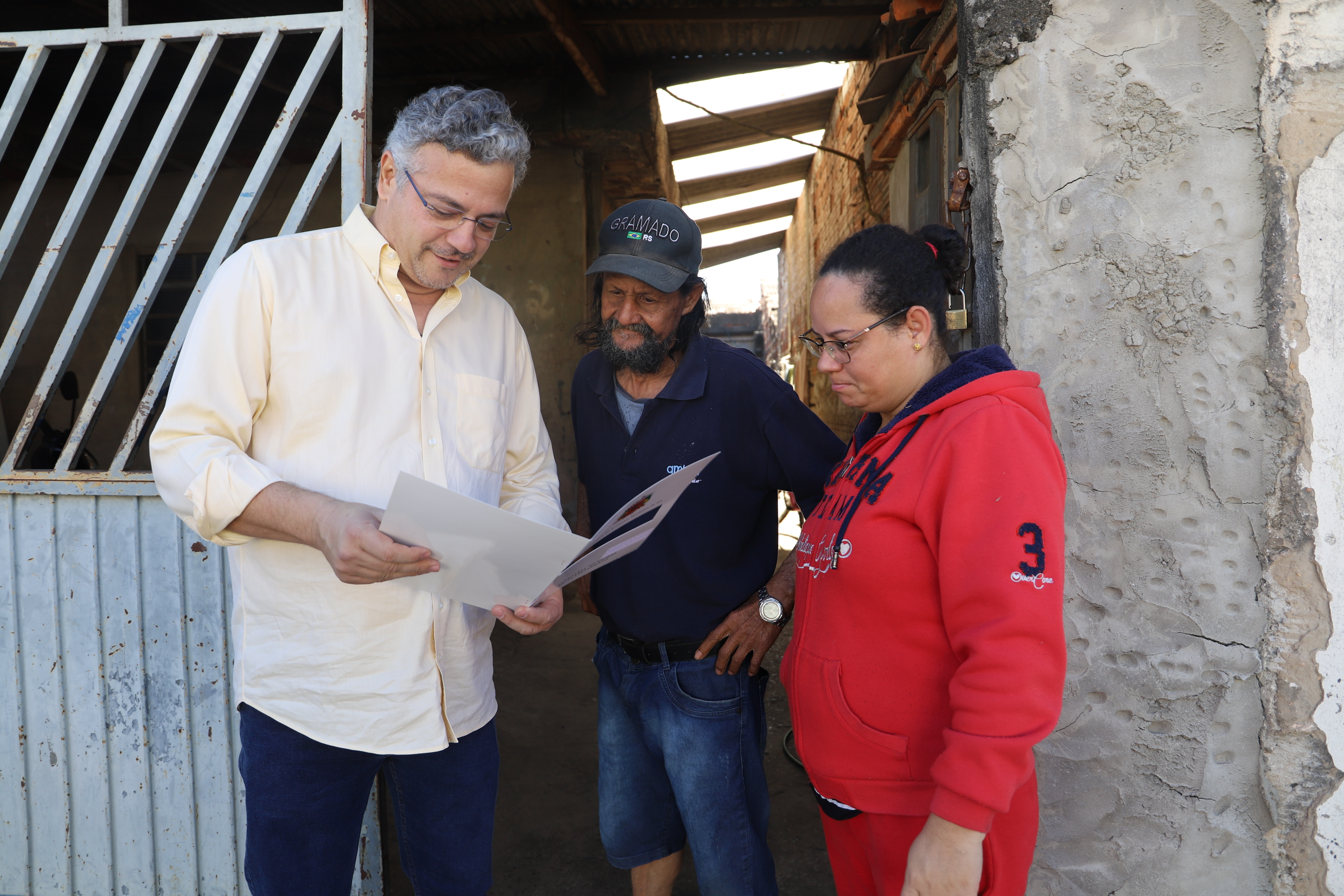 Autoridades municipais entregam escrituras de imóveis a moradores de dois bairros da cidade