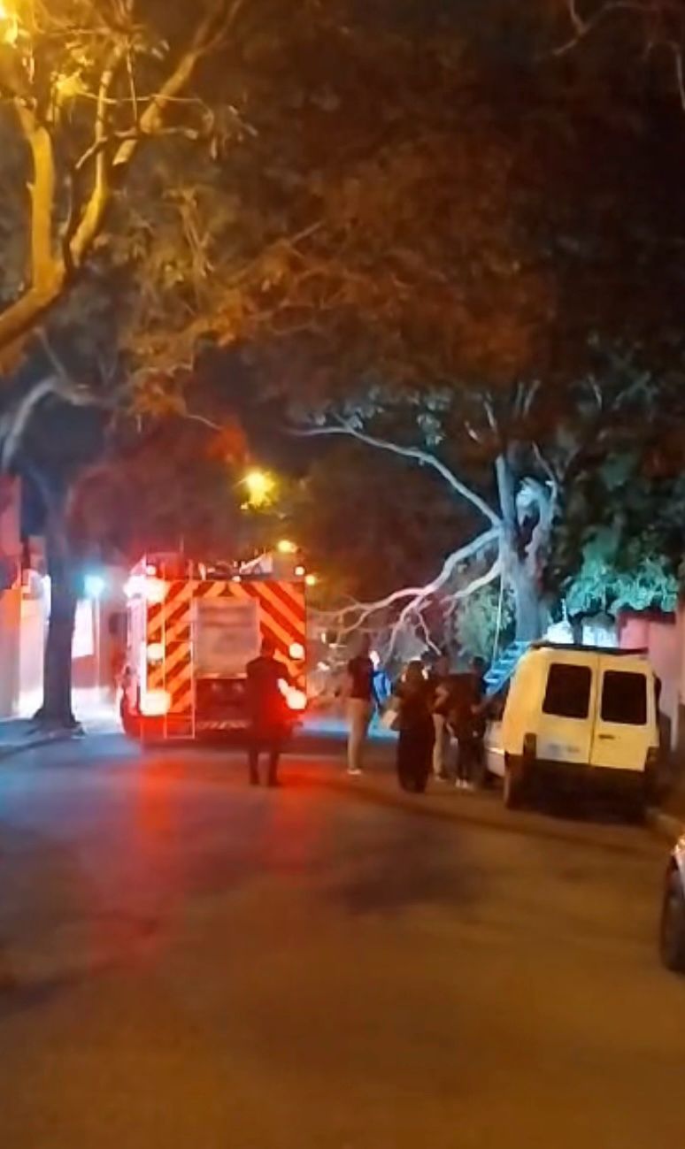 GALHOS DE ÁRVORE CAEM SOBRE CARRO NO CENTRO DE ITU