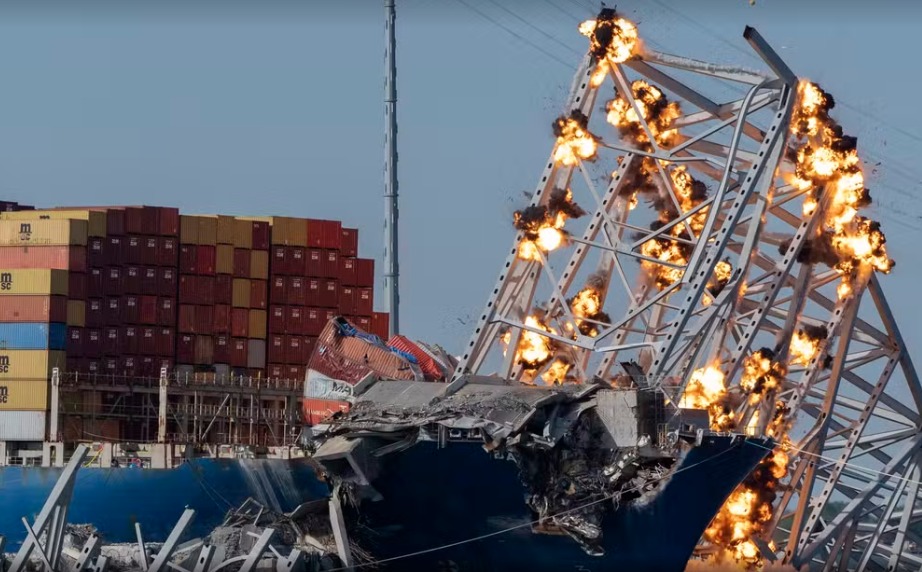 Quase 50 dias após queda, ponte é parcialmente explodida em Baltimore, nos EUA