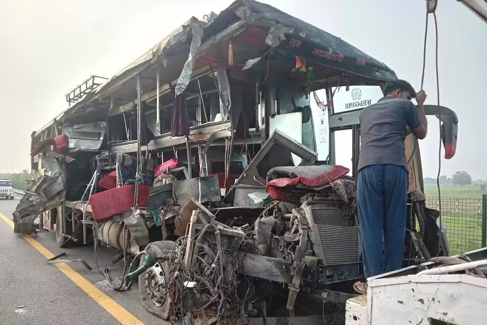Batida entre ônibus e caminhão de leite deixa 18 mortos na Índia