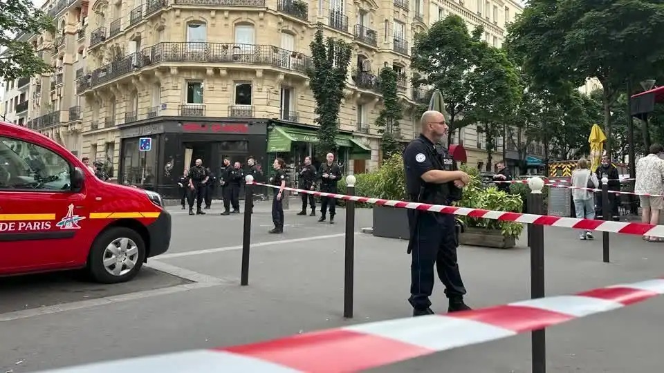Carro atinge terraço de café em Paris deixando um morto e seis feridos