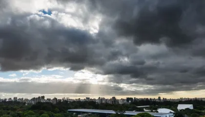 Semana começa com chance de pancadas de chuva em regiões de SP