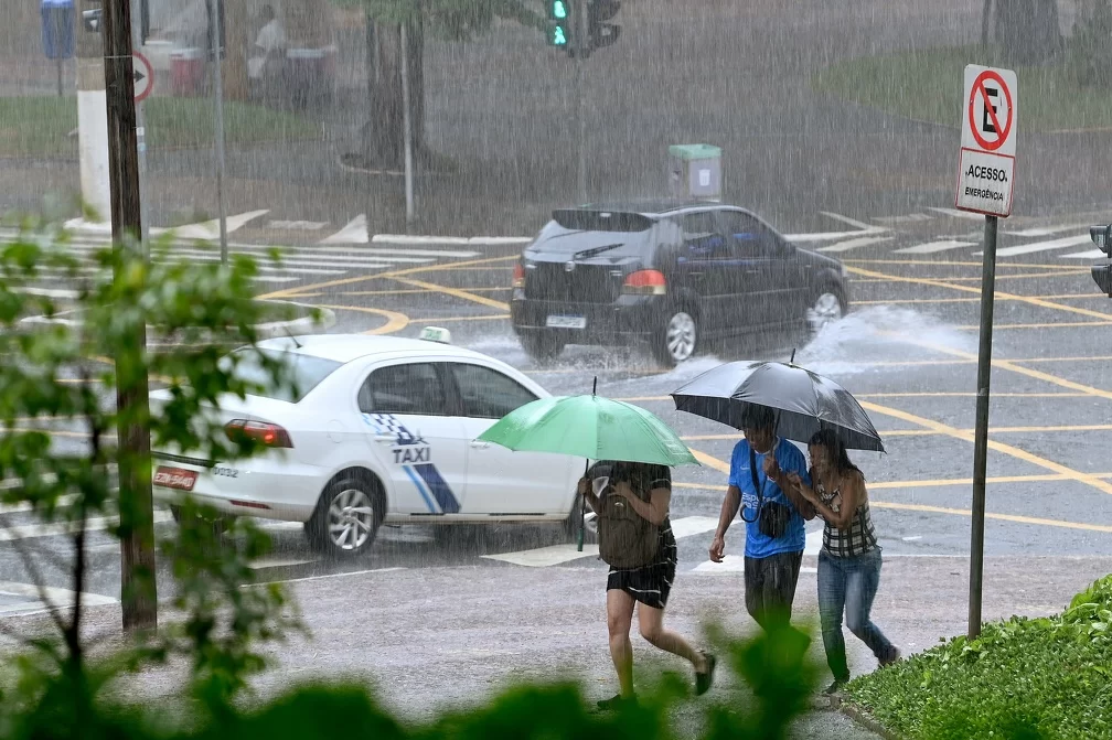Terça-feira conta com céu nublado e chuvas em Itu