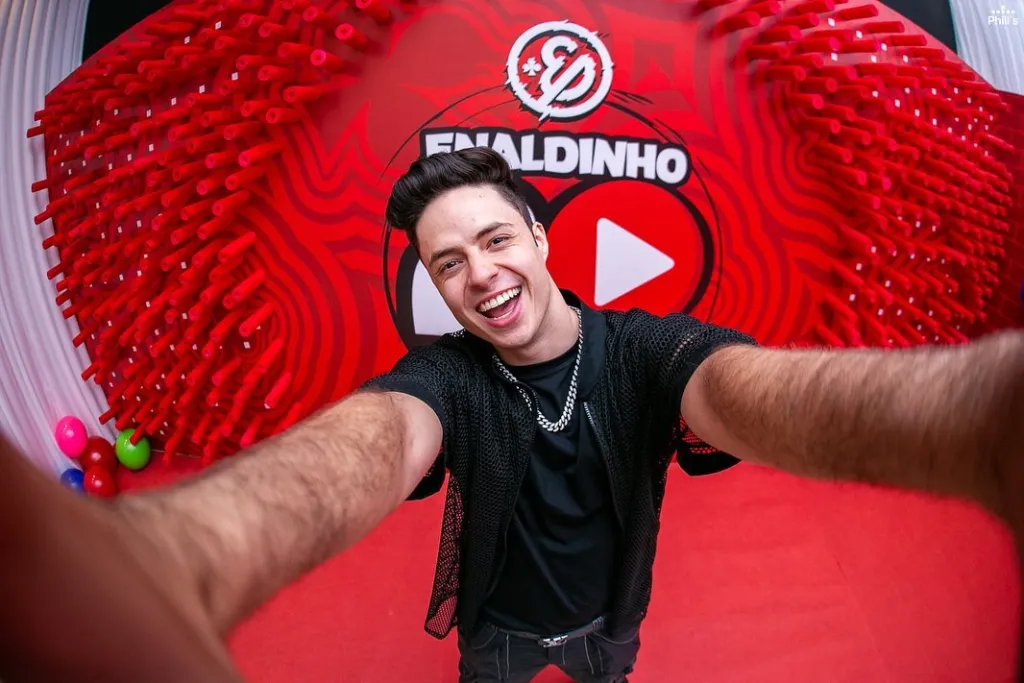 Enaldinho traz o espetáculo ‘A Origem de Happy e Angry’ para Sorocaba