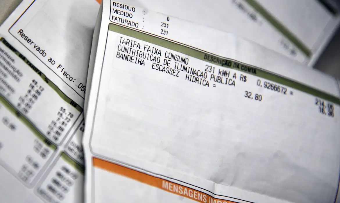 Conta de luz fica mais cara em junho com volta da bandeira vermelha