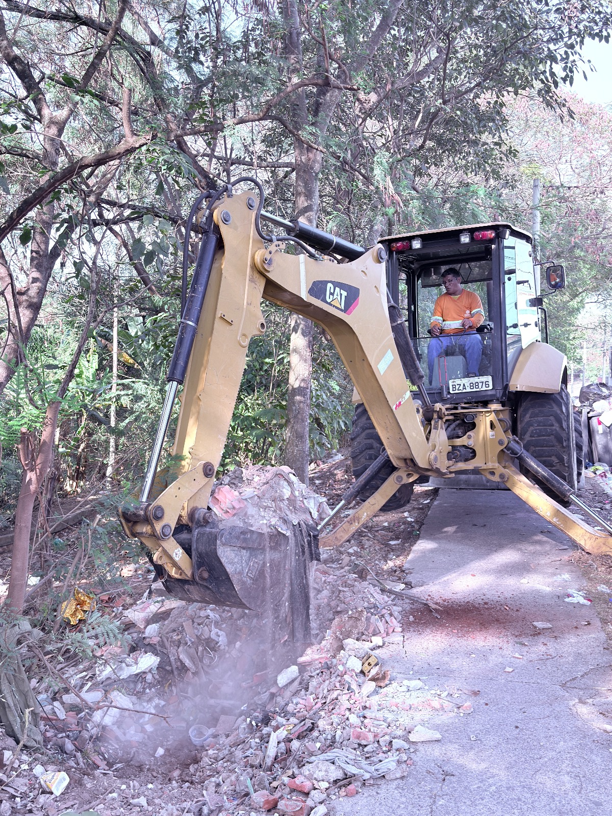 Parque Chico Mendes passa por ação de retirada de entulhos