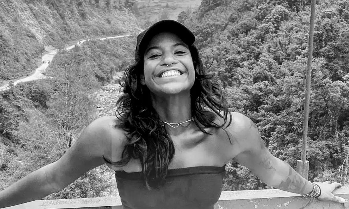 Brasileira morre após queda em trilha de vulcão na Indonésia; resgate levou três dias