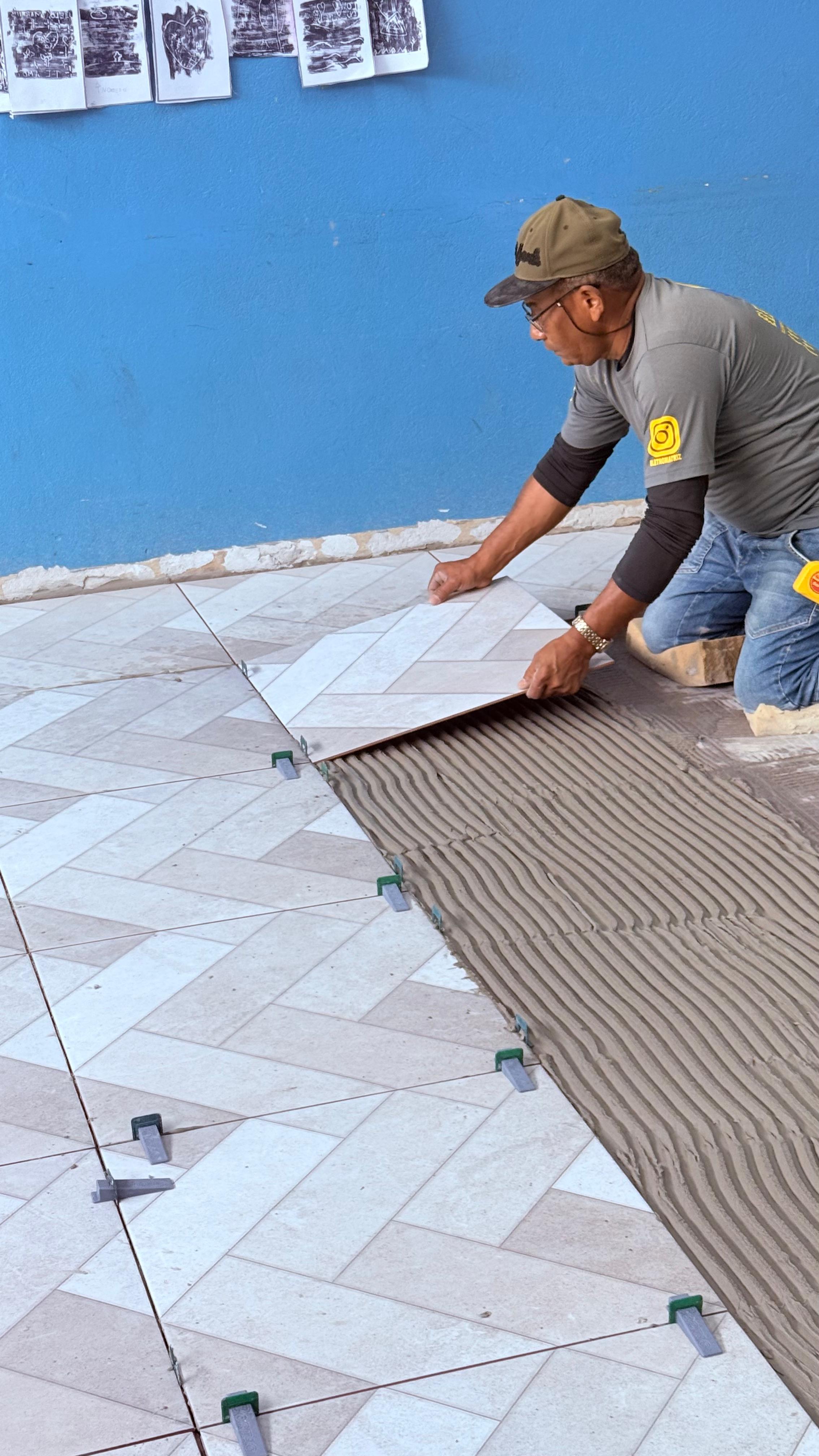 Escola do bairro Cidade Nova recebe novo piso nas salas de aula