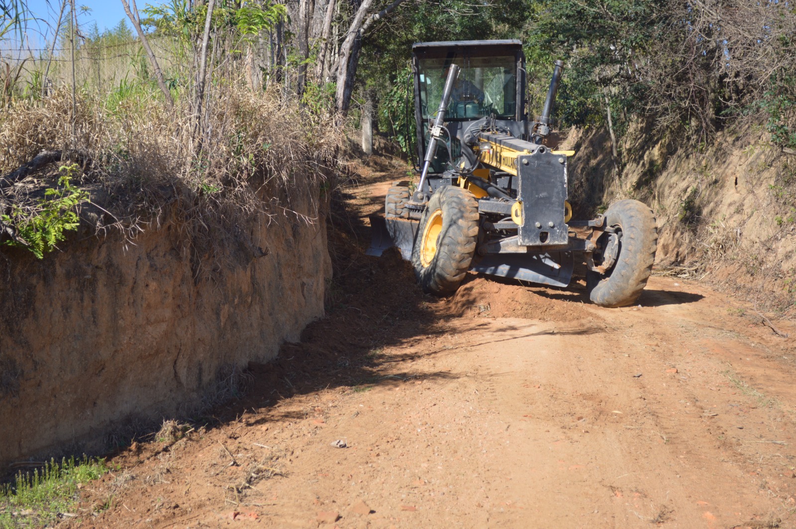 Ações de melhorias chegam às estradas rurais do Bairro Varejão