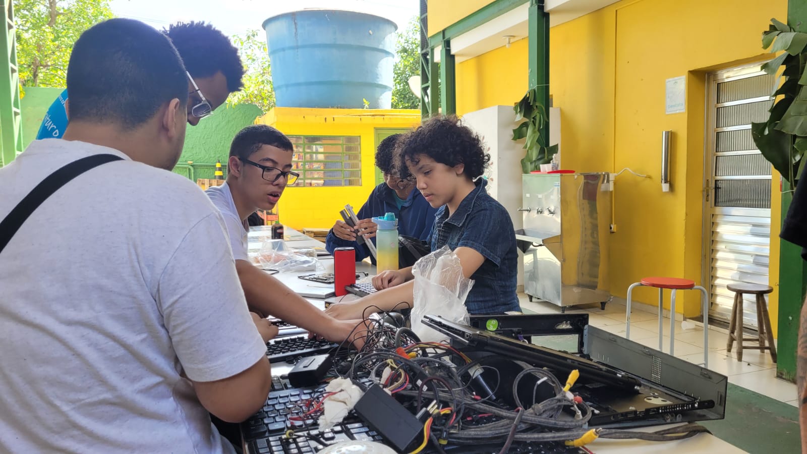 Itu recebe oficinas gratuitas de reciclagem de lixo eletrônico com foco em arte e consciência ambiental
