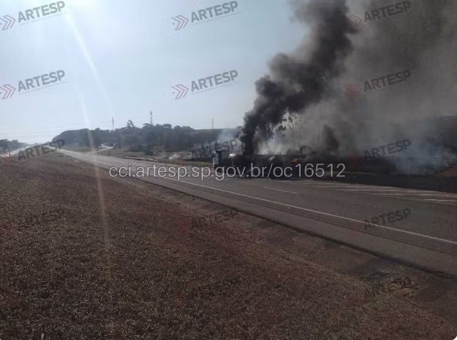 Caminhão-tanque carregado com enxofre líquido pega fogo e interdita Rodovia Castello Branco em Itu