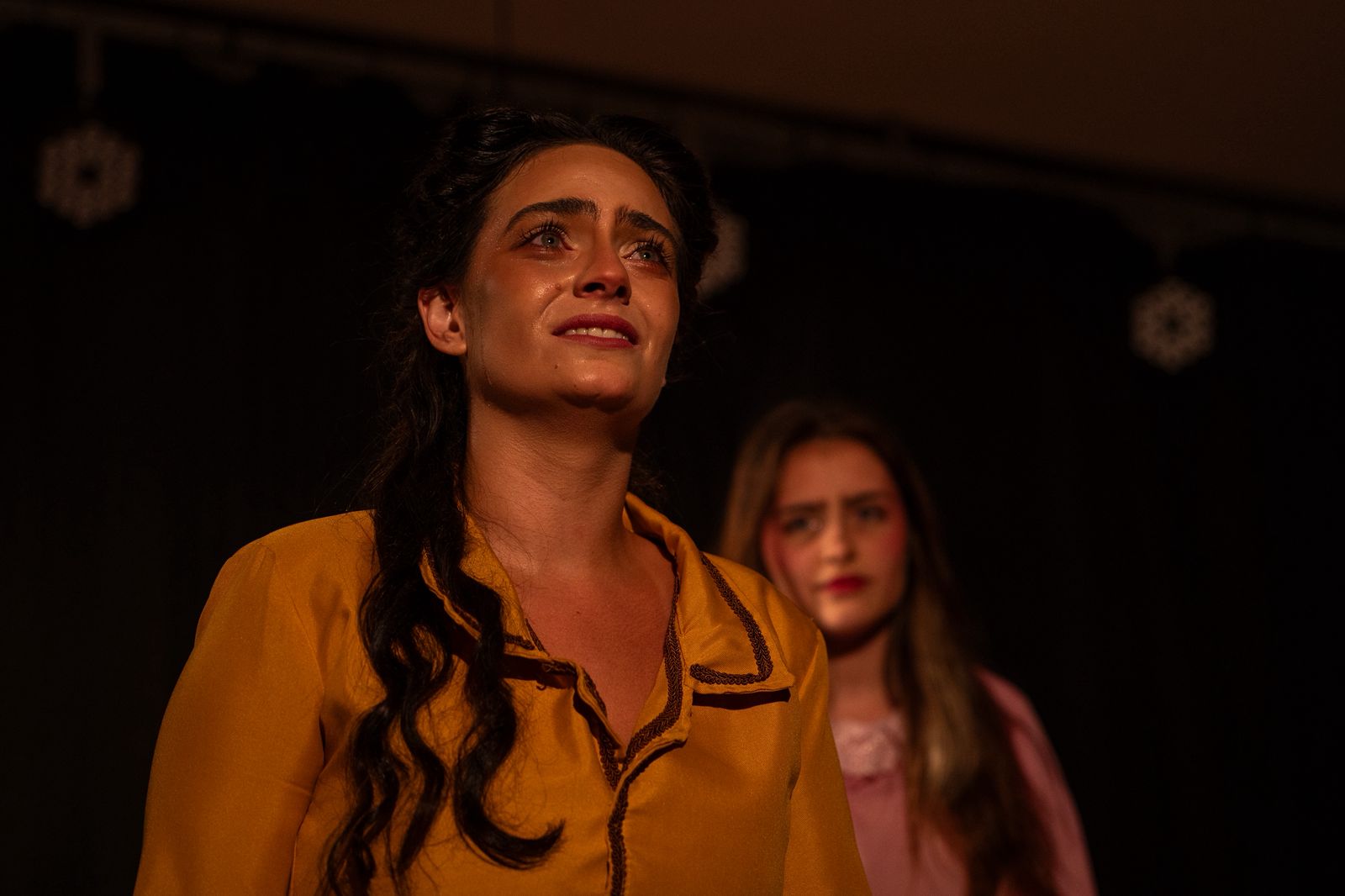 Suspense psicológico “À Meia Luz” chega ao Teatro Temec com única apresentação