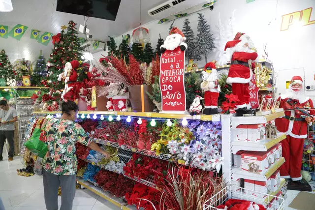 Compras de Natal mantêm força nas lojas físicas e devem movimentar R$ 84 bilhões no país