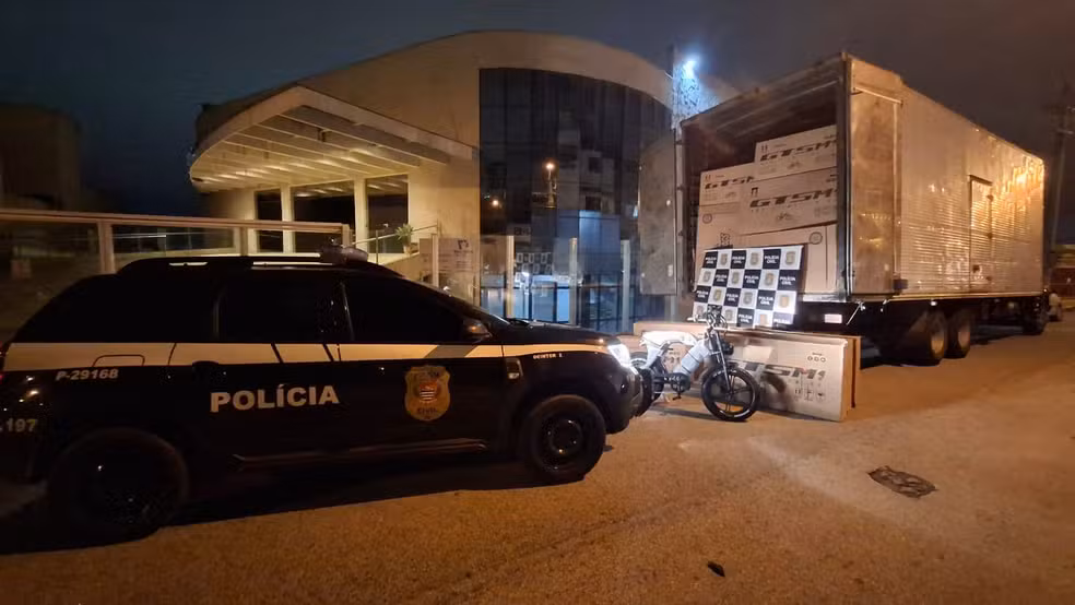 Trio é detido com caminhões carregados de bicicletas elétricas roubadas em ação policial na região