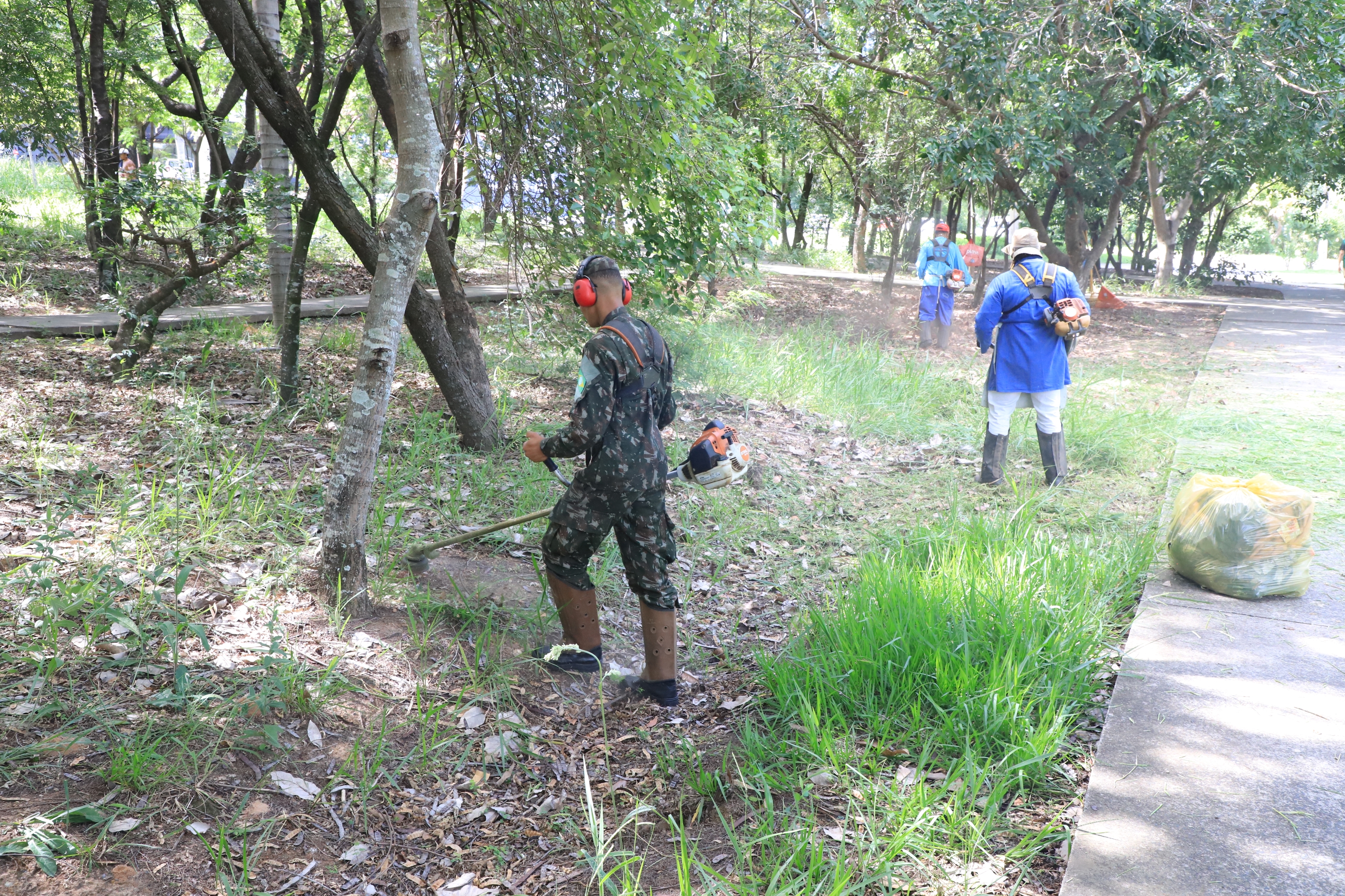 Parceria entre Prefeitura e Exército resulta em ação de limpeza no Parque do Taboão