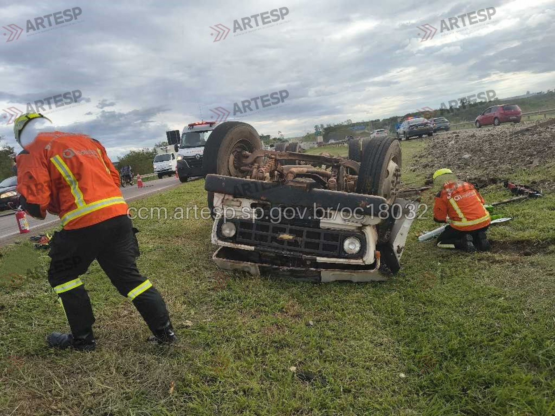 Caminhão tomba na SP-075 em Itu, deixa dois feridos e provoca lentidão nas pistas