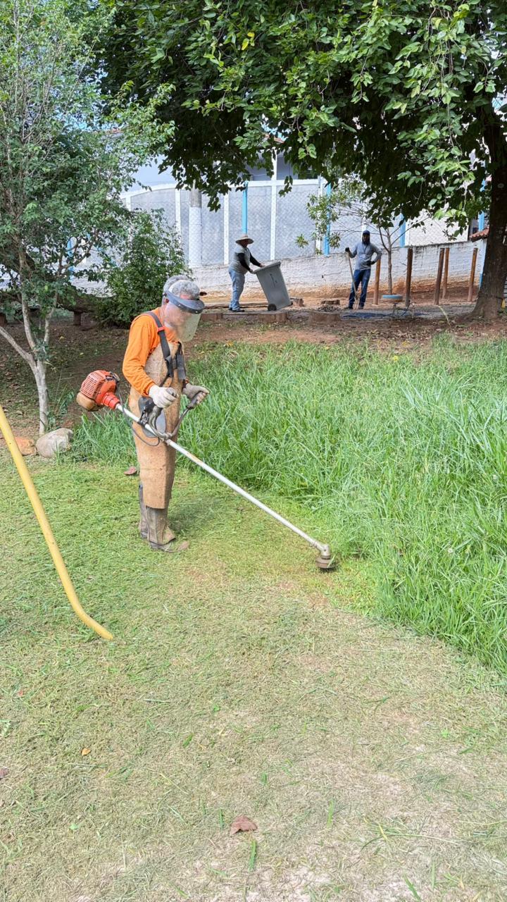 Unidades educacionais do Pirapitingui recebem serviços de poda e limpeza