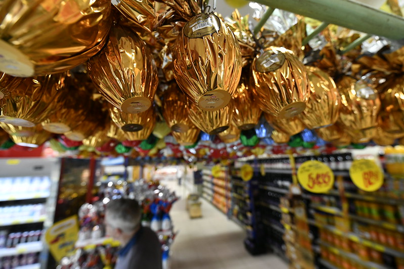 Carnaval ainda movimenta o comércio, mas supermercados já apostam na Páscoa com reforço na venda de paçoca