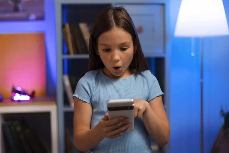 Estudo da Universidade de Macau aponta impactos negativos de vídeos curtos no desenvolvimento infantil