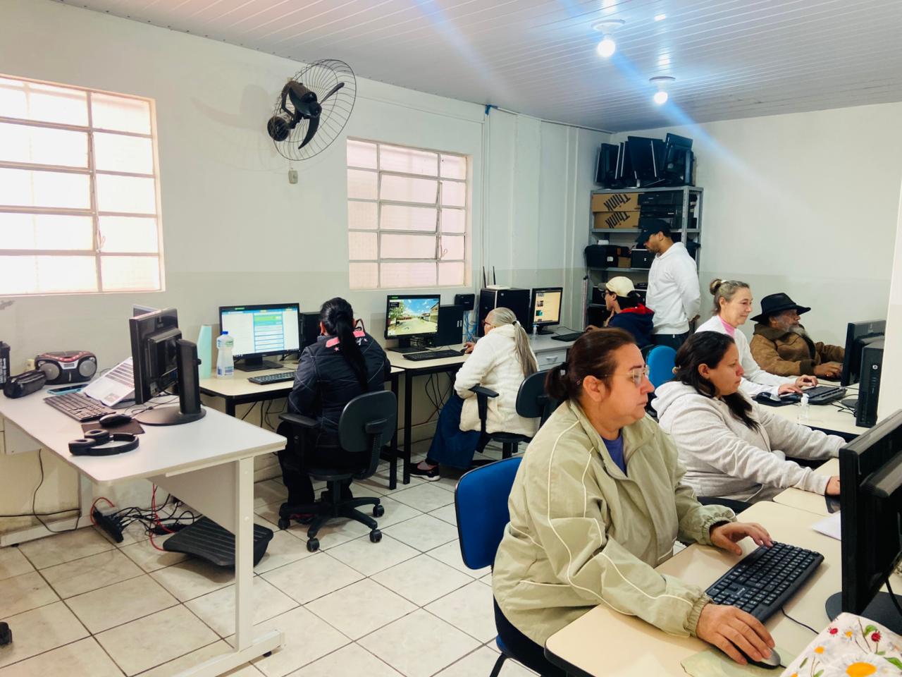 CRAS Conecta amplia inclusão digital de famílias atendidas pelo SUAS