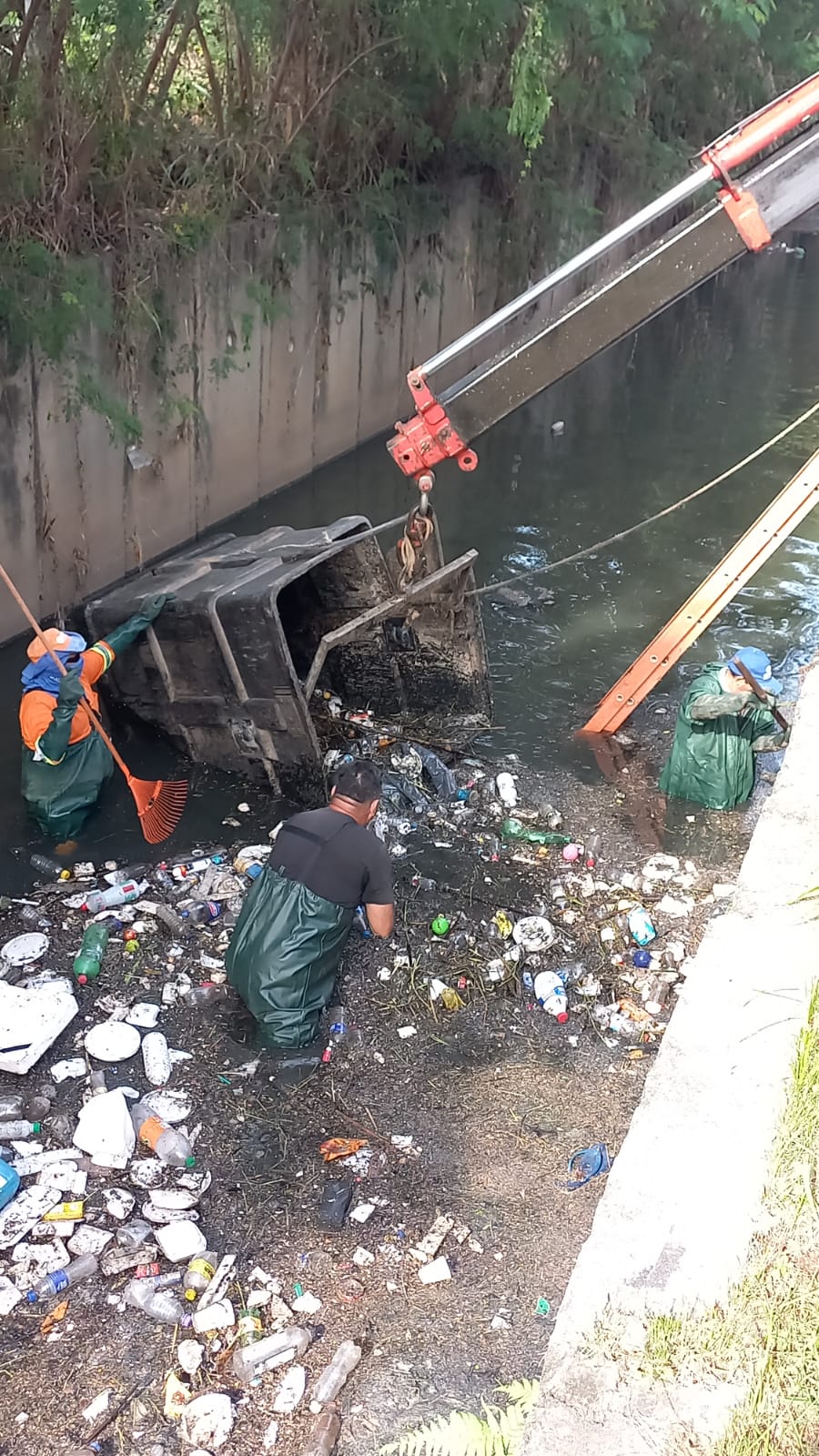 Prefeitura remove lixo de córrego e realiza melhorias na drenagem da Avenida Galileu Bicudo