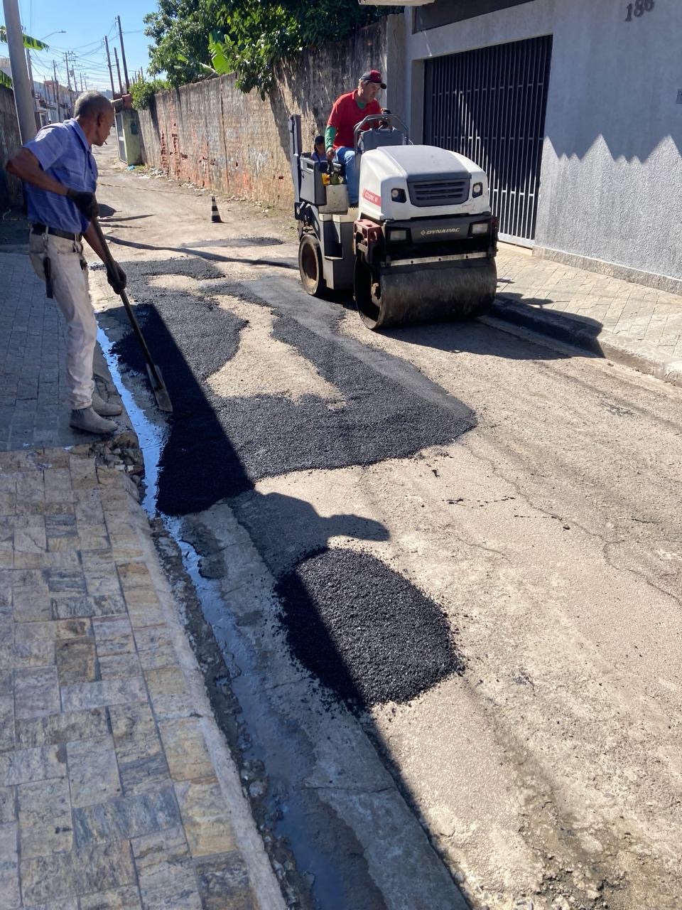 Semsur realiza operação de tapa-buraco na Rua Benedito Mota Navarro
