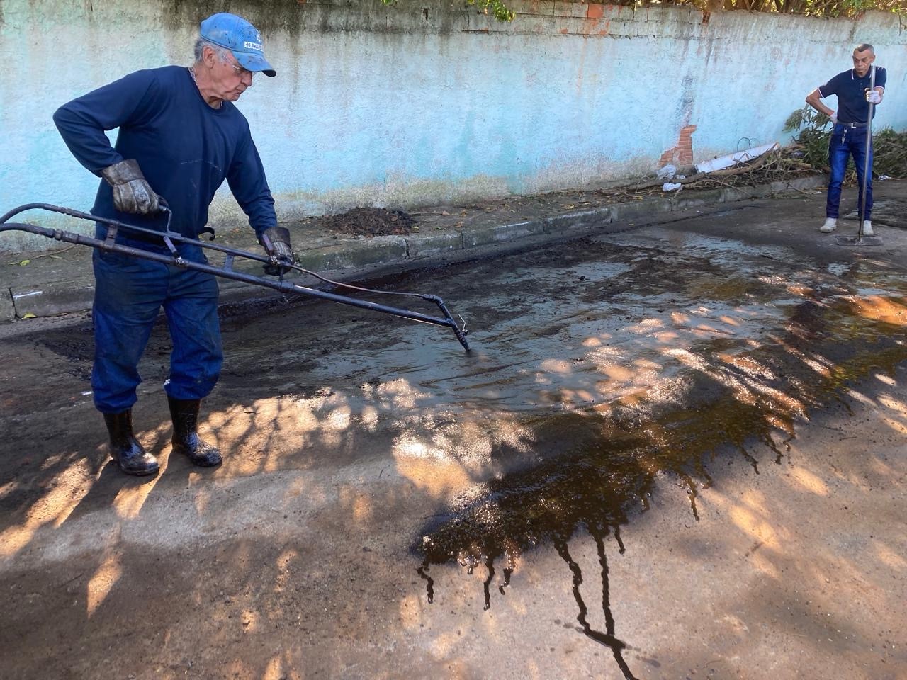 SEMSUR conclui recuperação de galeria pluvial na Vila Progresso e prepara reparo asfáltico na via