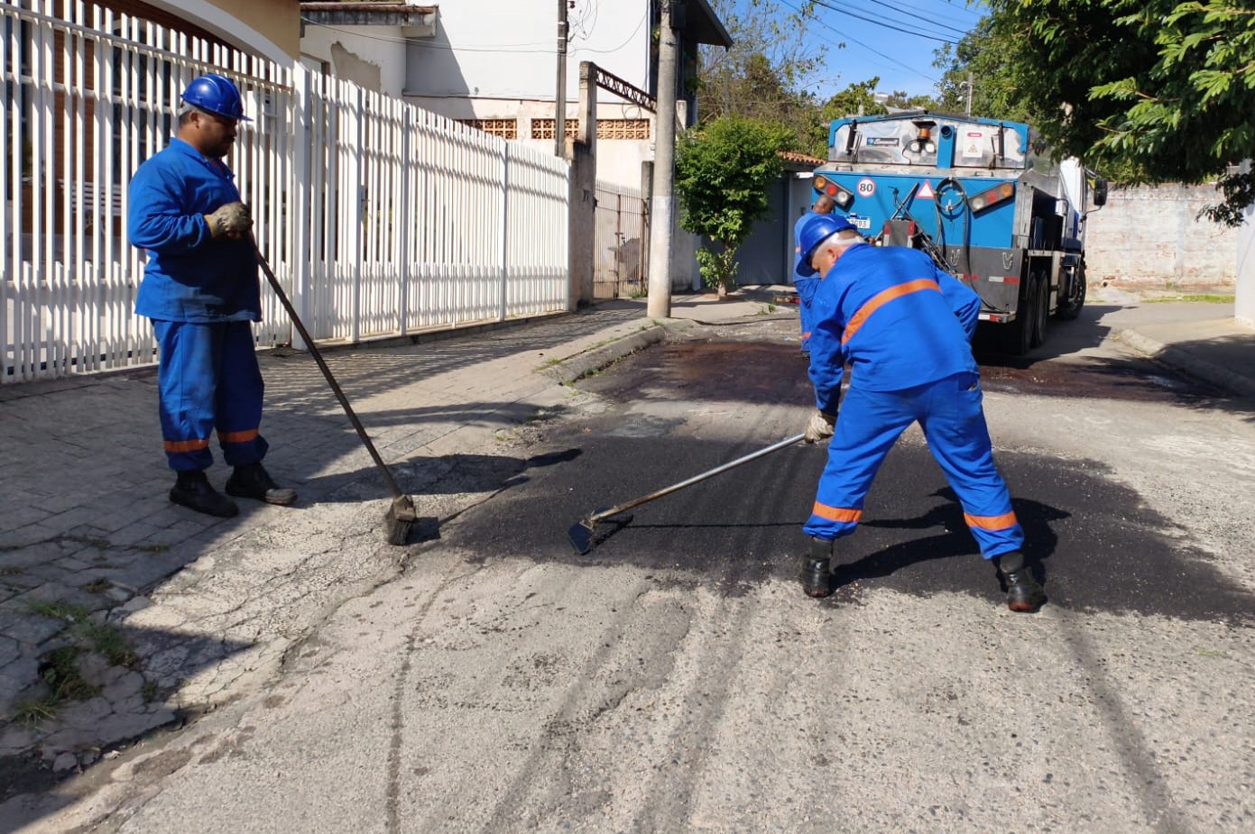 Operação tapa-buraco atende os bairros Cruz das Almas e Santa Terezinha e Avenida Caetano Ruggieri