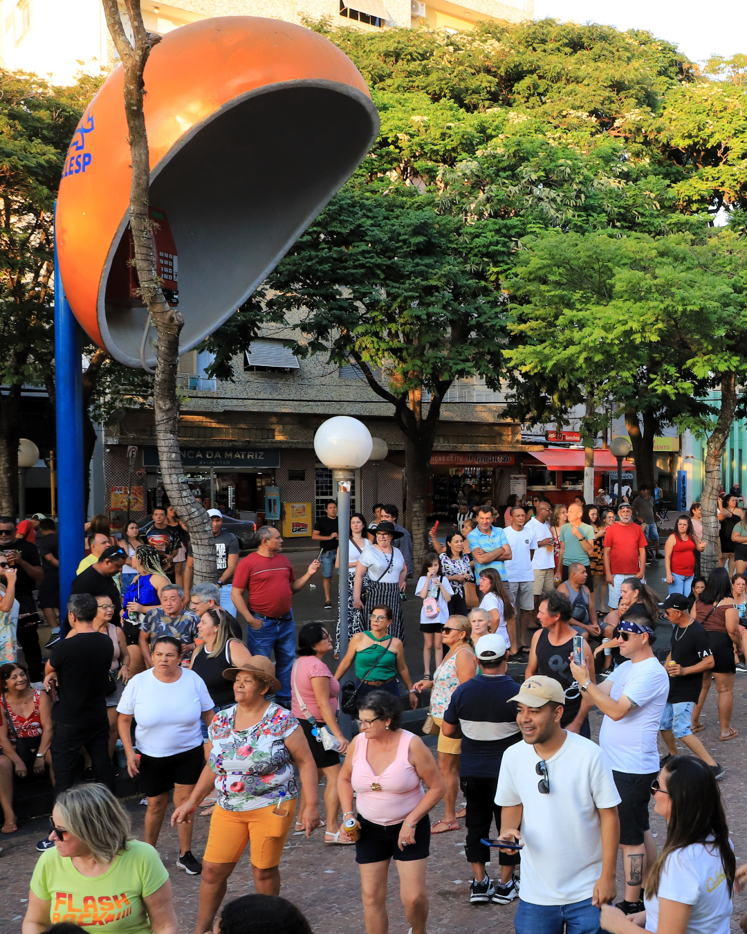 Flashback na Praça reúne clássicos das décadas de 70, 80, 90 e 2000 em Itu