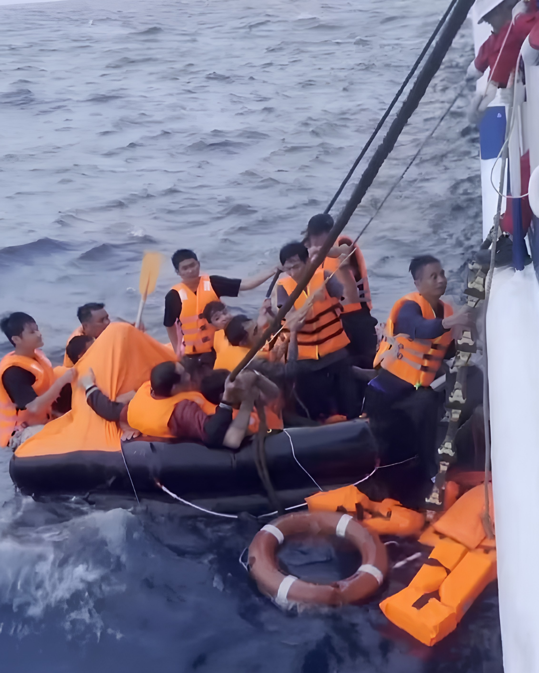Navio afunda no Mar da China Meridional e deixa 17 desaparecidos