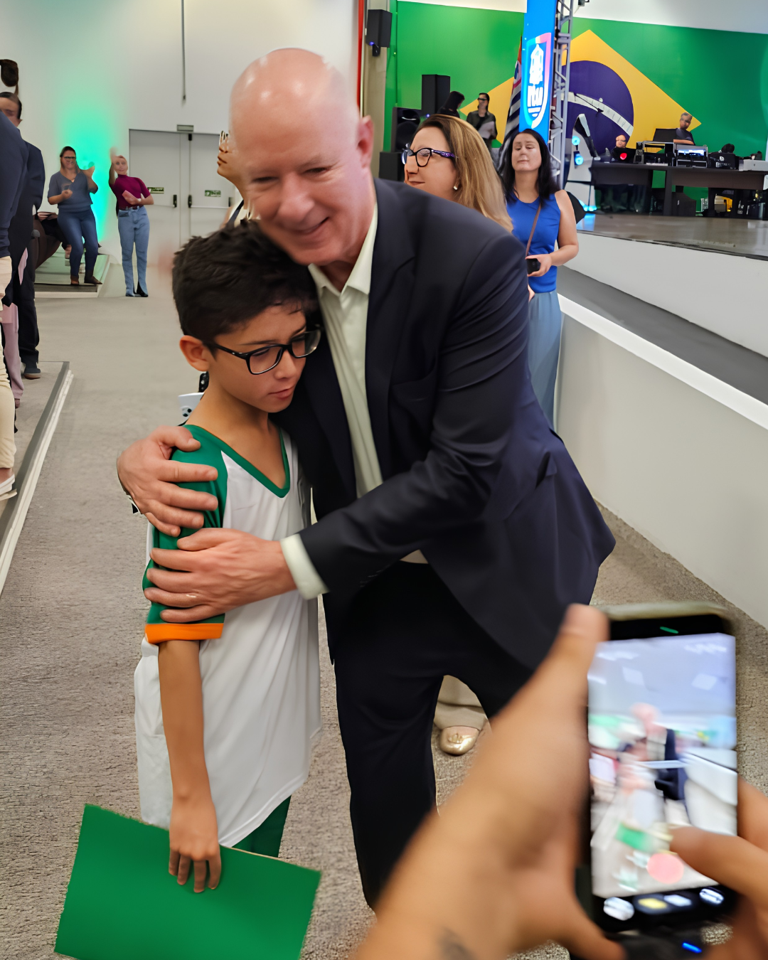 Prefeitura de Itu implanta Sistema Itu de Ensino e amplia investimentos com livros, uniformes, tênis e robô educacional