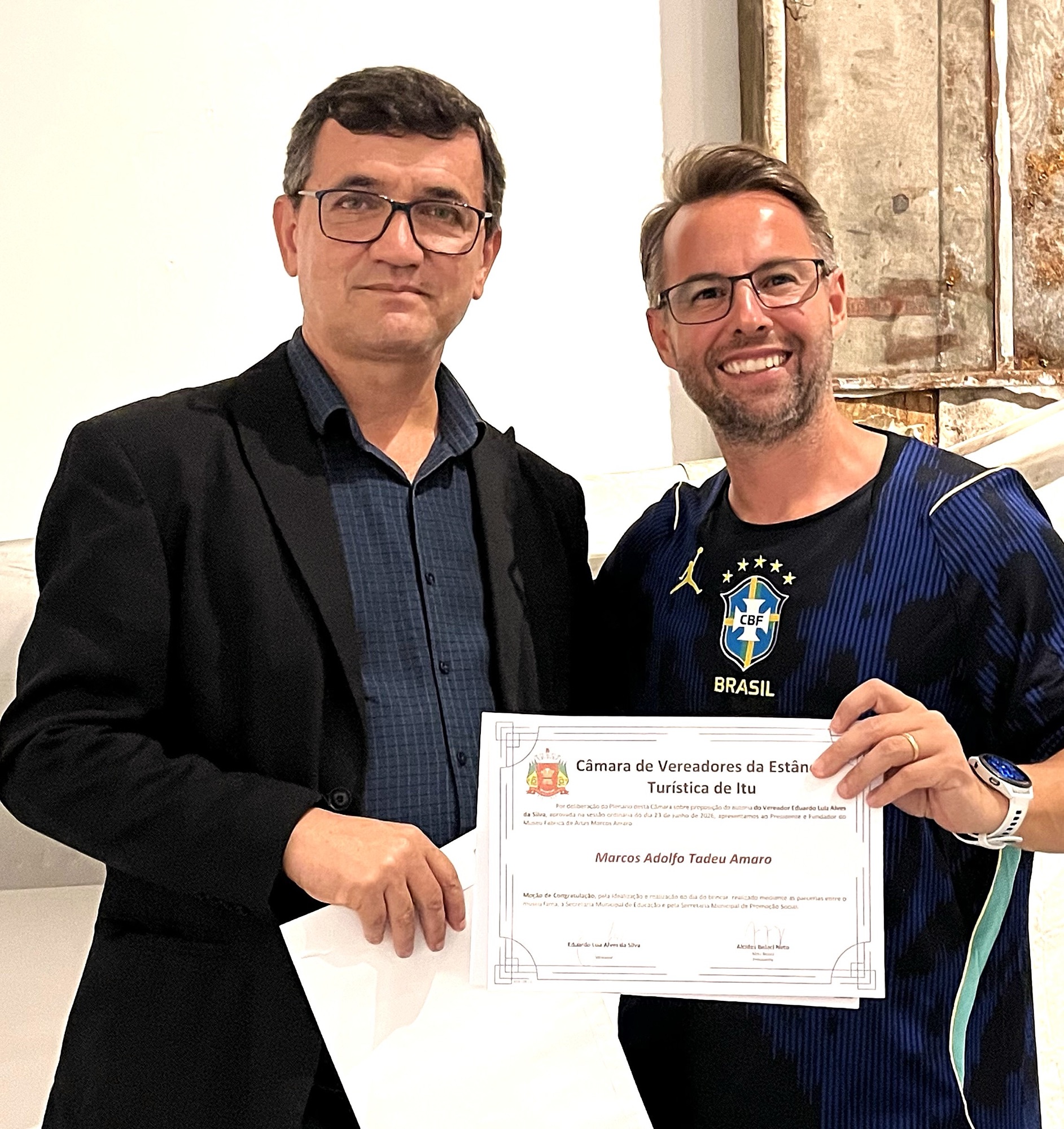 Marcos Amaro, presidente do Museu FAMA, recebe moção de congratulação da Câmara de Itu pelo Dia do Brincar