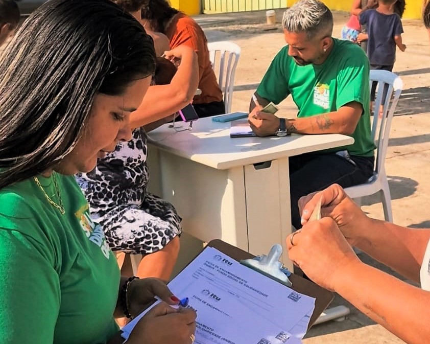Funssol entrega alimentos a famílias do Monte Sião