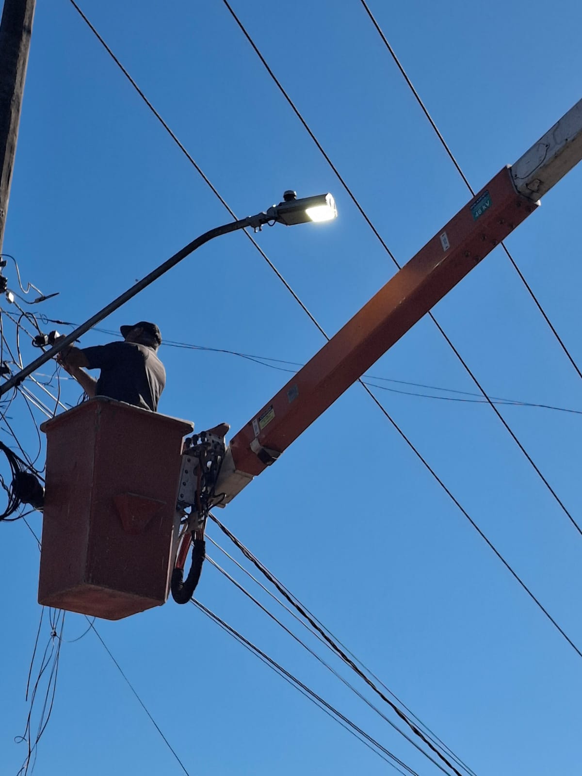 Serviços de recuperação e manutenção da iluminação pública seguem no Pirapitingui