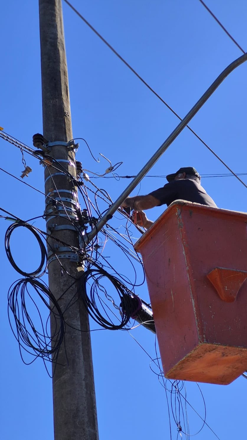 Região do Pirapitingui recebe serviços de revisão no sistema de iluminação pública