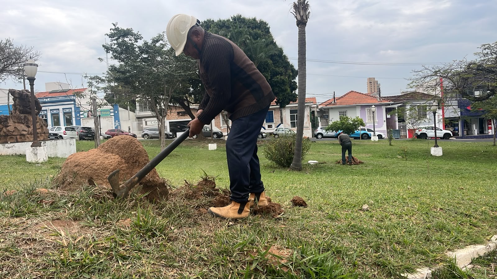Zeladoria na Praça do Quartel é intensificada para celebrações do 7 de Setembro