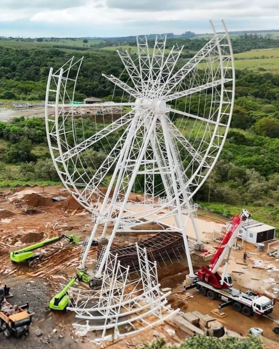 Cacau Park conclui montagem de roda-gigante de 56 metros em Itu